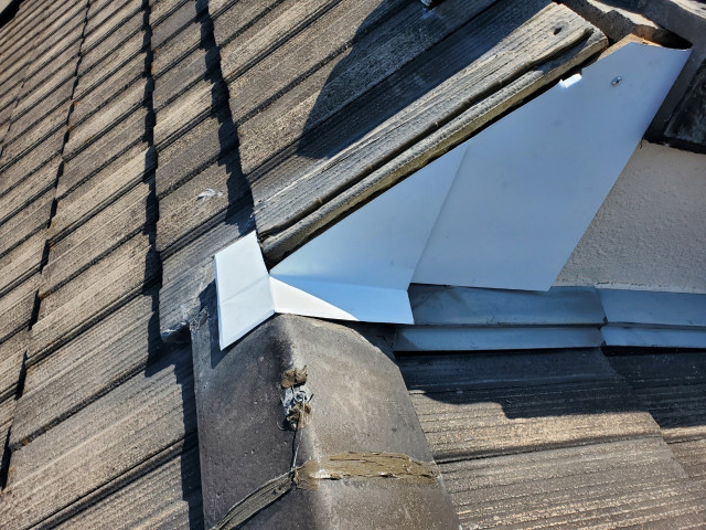 屋根修繕　②板金を固定